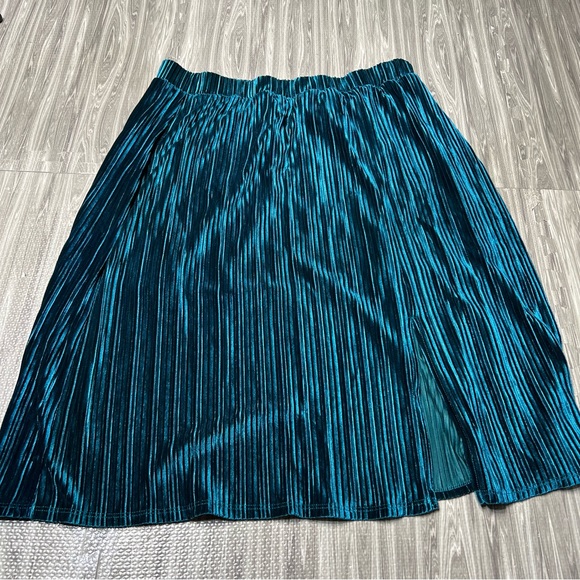 ModCloth | Ribbed Velvet Skirt - Picture 3 of 6